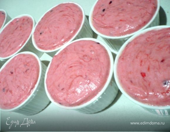 8 формочек (диаметром около 7.5 см. и 4 см высотой) хорошо смазать маслом (даже края) и поставить в холодильник на 5 минут. Достать и снова смазать маслом. Обсыпать сахарам и обкатать. Лишний сахар, который не прилип с маслу, высыпать. Распределить массу по формочкам. Разравнять поверхность ножом. Большим пальцем убрать лишнее с кромок. Поставить в разогретую до 200 С духовку на 6-7 минут или пока суфле не поднимится на 1 см. Достать и обсыпать орешками. Поставить обратно в духовку на 3 минуты или пока суфле не поднимится еще на 1 см. Подавать сразу же. Хорошо с ванильным мороженным.
