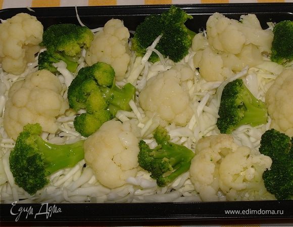 Белокачанную капусту шинкуем и отправляем в кипяток, следом (минут через 5) цветную и брокколи и через 5 минут - в дуршлаг (я торопилась и капусту варить не стала, просто ошпарила кипятком). Затем выкладываем в форму, солим. 