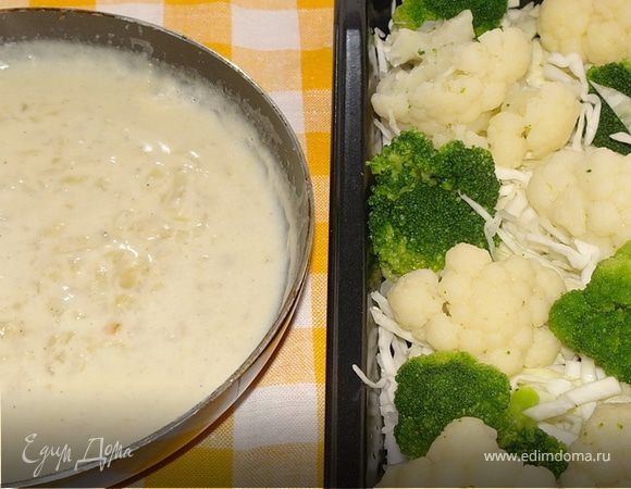 Соус: лук мелко режем и отправляем на сковородку с растопленным сливочным маслом. Поджариваем. Добавляем муку, все перемешиваем и вливаем молоко. Солим, перчим, мешаем - соус на глазах густеет. Прогреваем на слабом огне минут 10.