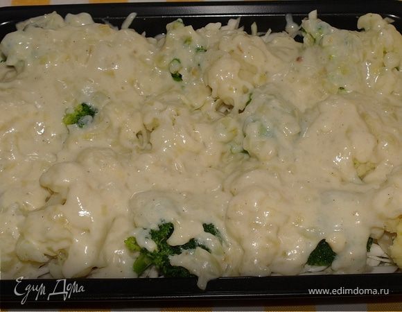 Заливаем капусту соусом.