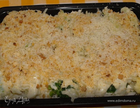 Затем тертым сыром. Его можно взять побольше (я добавила чуть-чуть).Так как капусту я не отваривала, то пришлось немножко добавить в форму воды (чуток).