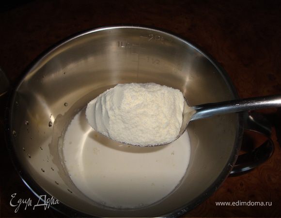 Кипятим чайник, наливаем в емкость (у меня металлическая мерная кружка) кипяток (примерно 200-250 миллилитров) и насыпаем туда сухое молоко. Хорошенько размешиваем, чтобы молоко растворилось. Отставляем в сторонку, даем немного остыть. 