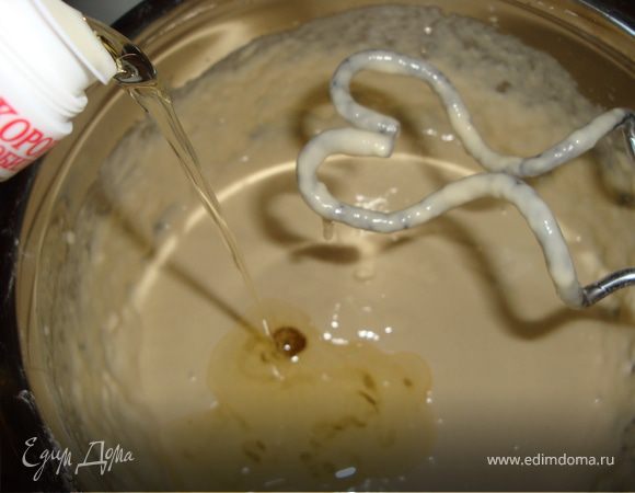 Выливаем молоко к яйцам с солью и сахаром, добавляем муку с дрожжами и начинаем замешивать тесто, постепенно добавляя муку. Когда масса станет гладкой, шелковистой, добавляем масло и продолжаем замешивать.