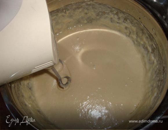 Как только масса станет однородной, продолжаем добавлять муку до нужной консистенции (какая Вам нравится). 