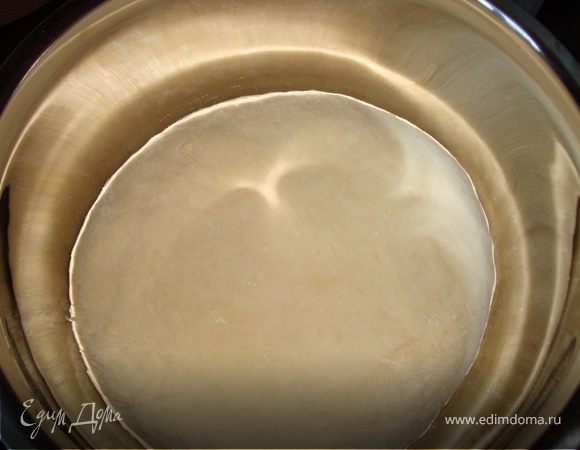 Когда мы видим, что миксер уже не справляется, домешиваем тесто руками. Как только получится красивый шар, накрываем его и ставим в теплое место. 