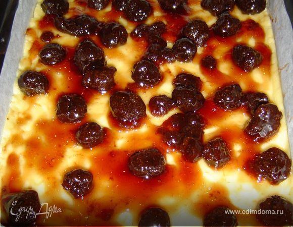 На тесто выкладываем половину варенья . Распределяем его по всему периметру,