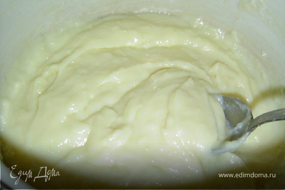 Теперь приступаем к приготовлению крема. Смешаем желтки, сахар, ванилин, муку и крахмал, добавляем стакан молока и тщательно размешиваем. Оставшееся молоко доведем до кипения, а затем вольем в желтковую смесь и хорошенько все размешаем, и варим до загустения. Взбиваем масло, добавляя остывший крем.