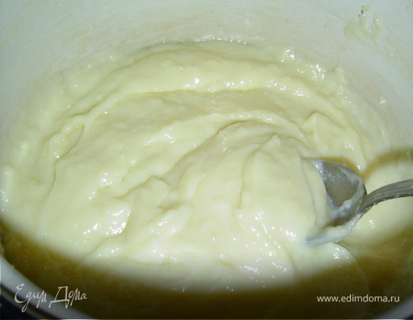 Теперь приступаем к приготовлению крема. Смешаем желтки, сахар, ванилин, муку и крахмал, добавляем стакан молока и тщательно размешиваем. Оставшееся молоко доведем до кипения, а затем вольем в желтковую смесь и хорошенько все размешаем, и варим до загустения. Взбиваем масло, добавляя остывший крем.