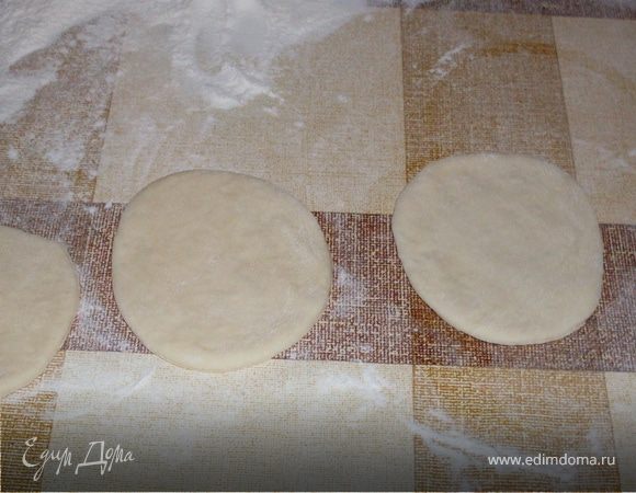 Раскатываем тонко, вырезаем чашкой кружочки
