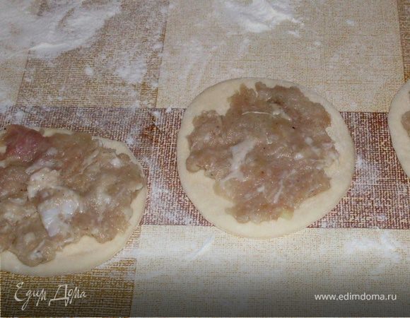 Кладем чайную ложку начинки, распластываем ее по тесту