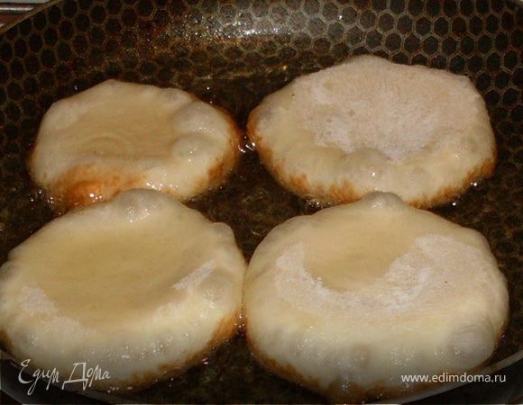 Жарим во фритюре сначала  с той стороны, где дырочка. Масло не должно гореть,важно найти тот температурный режим, при котором кайнары не горят, а равномерно прожариваются