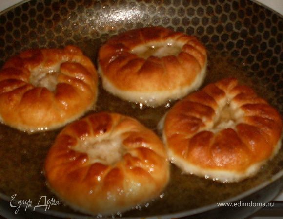 Переворачиваем на другую сторону и заливаем в дырочку чайной ложечкой кипящее масло со сковороды.
Время жарки всего где-то около 5 мин.