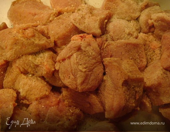 Сначала мясо очищаем от пленок, отделяем от костей. Теперь нарезаем на кубики, как на гуляш, обваливаем в муке, соли, перце. В сковороде с толстым дном растопить оливковое и 1 ст.л. сливочного масла, прожариваем хорошо до румяной корочки, добавляем вино и выпариваем .
