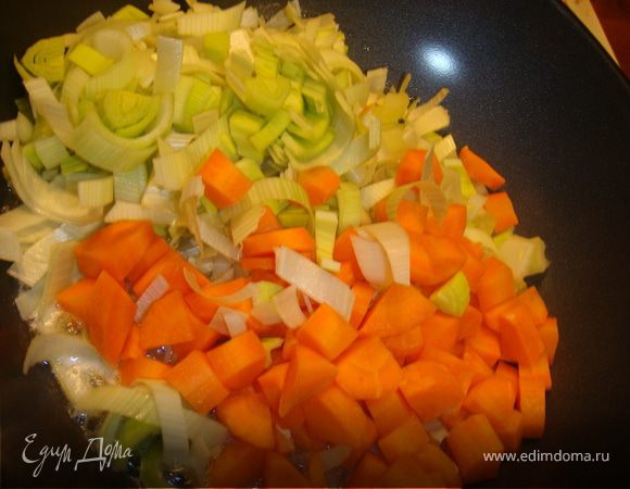 В тоже время нарезаем морковь, сельдерей кубиками, лук порей полукольцами,  половину чеснока крупно и обжариваем на сливочном и оливковом масле до прозрачности. Закладываем овощи к мясу, специи,  соус из помидоров, доливаем при необходимости мясным бульоном, мясо должно быть чуть покрыто. 