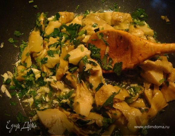 Можно оставить доходить на медленном огне до готовности мяса, а я поставила в духовку 175 градусов на час.
В конце добавить артишоки, предварительно нарезанные на 4 части и обжаренные с чесноком и петрушкой на оливковом масле.  На одну порцию половина артишока.
