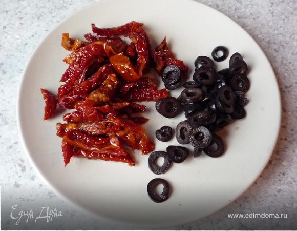 Томаты нарезать полосками, оливки кружочками.
