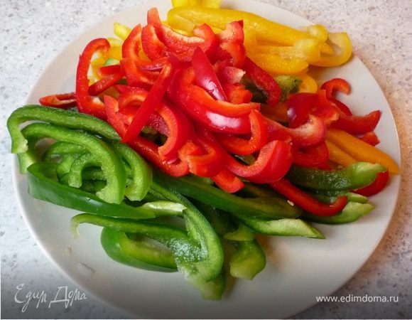 Перцы помыть, очистить и нарезать соломкой.