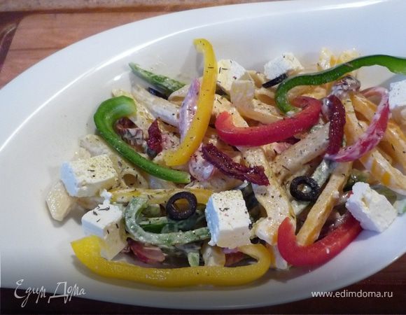 Макароны, оливки, паприку и томаты перемешать с майонезом, посолить, поперчить. Аккуратно вмешать сыр. Приятного аппетита!