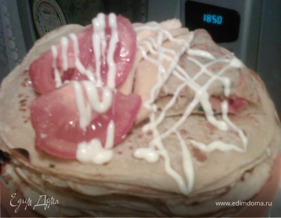 Сыр натереть на крупной терке. Все ингредиенты взбить миксером или блендером до однородного состояния.Зелень нарезать мелко. Испечь небольшие блинчики... Если тесто смешивали миксером, то важно постоянно перемешивать тесто, чтобы поднять осевший сыр, прежде чем налить следующую порцию на сковороду.
