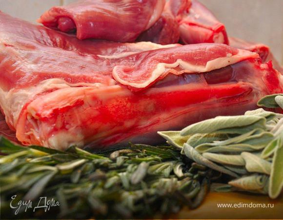 Итак, вооружаем гостей и близких санками, лыжами, ледянками и петардами и отправляем к ближайшей горке на прогулку на пару часов. А сами достаем заранее припасенные для такого случая продукты. Молодую баранину:  лопатку, ребра и языки, свежий розмарин, шалфей, специи, оливковое масло и все остальное и начинаем готовить вкуснейший обед!