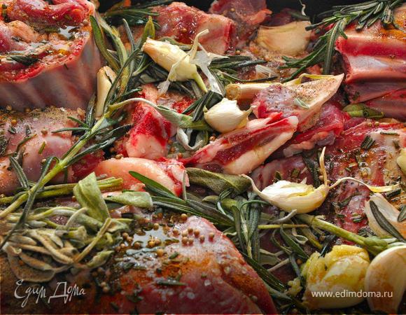 Включить разогреваться духовку до 200гр. В глубокий противень насыпаем хорошую щепотку морской соли и выкладываем баранину. Лопатку надрезаем на три части, ребра скручиваем в роллы, предварительно натерев мясо измельченным розмарином, солью и перцем. Поверх мяса раскладываем веточки розмарина, листья шалфея и раздавленные рукояткой ножа две головки чеснока. Посыпаем семенами кориандра и поливаем оливковым маслом. Добавляем в противень 250 мл воды, плотно закрываем фольгой и отправляем в духовку на средний уровень на 2 часа при 200гр.