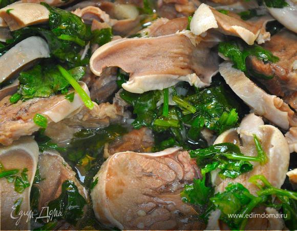 За это время приготовим языки и несложный гарнир. Языки отварить в подсоленной воде с лавровым листом и перцем примерно 1ч20м. Затем вынуть из бульона и нарезать ломтиками. Уложить кусочки языка в сотейник, добавить немного бульона, измельченный чеснок и кинзу. Тушить на медленном огне под крышкой еще минут 30-40. Пока готовится баранина и языки, отварить картофель и морковь, слить воду, хорошо размять овощи со сливочным маслом и зеленью.