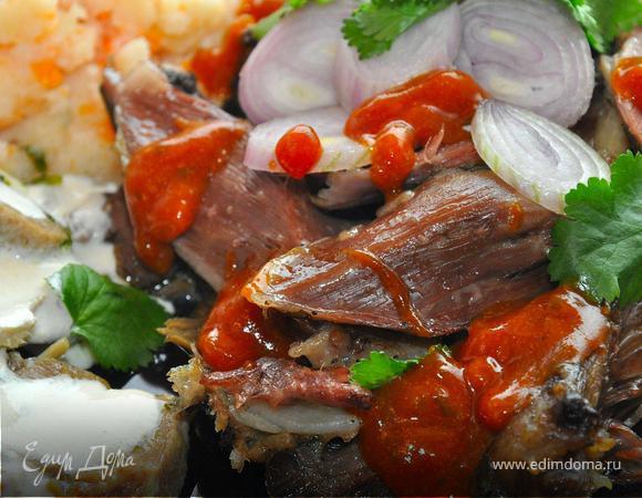 Время звать гостей с прогулки! Пока гости наслаждаются аперитивом с мороза и потрясающим ароматом, наполнившим ваш дом, собираем наше блюдо! На просторную тарелку выложить кусочки баранины, предварительно снятой с кости. Посыпать мясо луком шалот и зеленью кинзы и полить домашним соусом ткемали. Рядом положить кусочки языка и полить небольшим количеством соуса из сметаны и хрена. Добавить немного овощного гарнира и несколько ломтиков маринованного огурца и подать на стол вашим гостям. Приятного аппетита!