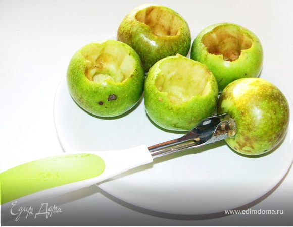 Вынуть из яблок серединку(где-то2/5 от объёма яблока)