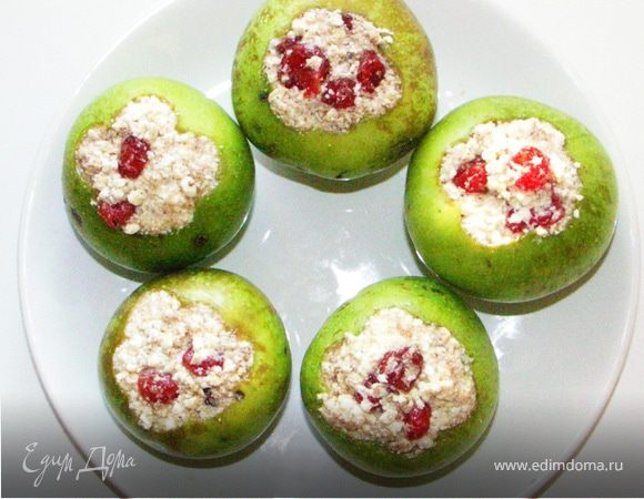 Перемешать творог,мёд,вяленую вишню и корицу.Начинить яблоки смесью.