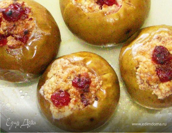 Поставить в разогретую до 180С духовку на 20-25 мин.Если вы любите сильно пропечённые яблоки подержите их в духовке подольше.