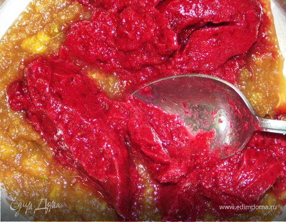 Яблочные кусочки из серединки(без косточек и шкурок)измельчить в блендере.Мороженую вишню тоже измельчить.Соединить два пюре в сотейнике.