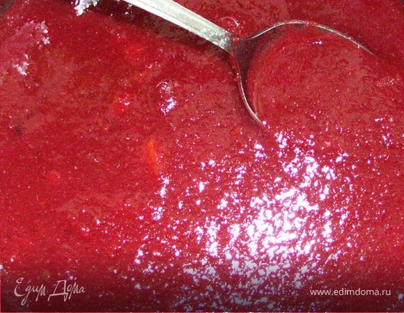 Добавить сахар(попробуйте,может захочется положить побольше сахара)и крахмал.Хорошенько прогреть на медленном огне.Не кипятить.Остудить соус.