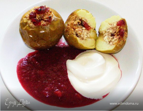 Кушать готовые яблоки с соусом и сметаной(или йогуртом).Приятного аппетита!