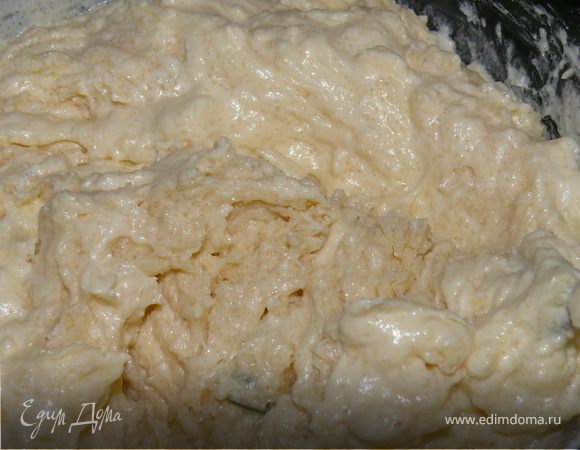 Разогреть духовку 200 градусов.
смешать муку с сахаром.
Масло растопить,взбить слегка с яйцом,
сметаной и щепоткой соли.
