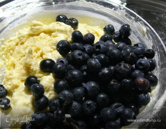 Смешать жидкую часть теста с сухой.хорошо перемешать.Ввести аккуратно ягоды.