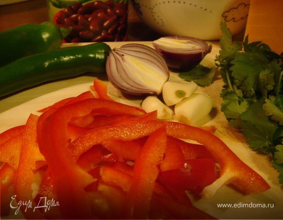 Разрезать каждую тортилью на 8 треугольников. В сковороде на разогретом растительном масле обжарить треугольник по 30 сек. с каждой стороны, остатки масла убрать бумажным полотенцем. Получится без сомненья хрустяще и вкусно, но я все таки реккомендовала бы нагреть духовку до 180 гр и на противне запечь трегольнички в течении 5 минут.