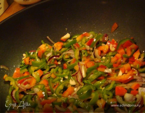 Начинка. Лук, чеснок мелко нарезать. У перчиков чили удалить семена и пленки, сладкий перец очистить и все также мелко порезать. Далее в разогретое растительное масло кладем лук, чеснок и чили, обжарить на среднем огне минуты 3, лук должен стать мягким. Добавить фасоль, предварительно слегка размятую, томаты и кинзу. Прогреть, снять с огня и остудить.