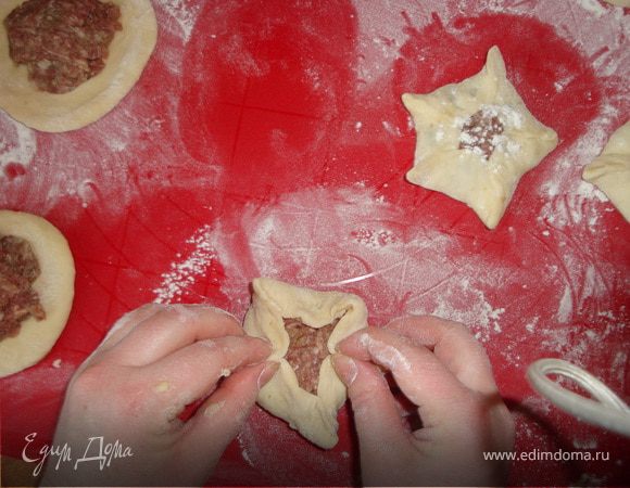 Начинка 1.
Пропускаем через мясорубку свинину, говядину и лук. Солим, перчим, все тщательно перемешиваем. У меня так получилось, что мясо на фарш было куплено накануне, я сразу же приготовила фарш и убрала в холодильник. До следующего дня мясо промариновалось луковым соком и беляши получились необыкновенно вкусными и сочными.
Начинка 2.
Все точно также, как в начинке 1: пропускаем через мясорубку сало, рыбное филе и лук. Солим, перчим, тщательно перемешиваем.
Делим готовое тесто на порционные кусочки, раскатываем их в лепешки, при необходимости подсыпав муки.
Кладем начинку в центр лепешки и придаем форму звезды. На самом деле можно сформировать какую угодно форму: классического пирожка, круглого пирожка, треугольника и т.д. - на что хватит Вашей фантазии, ведь главное не форма, а содержание.