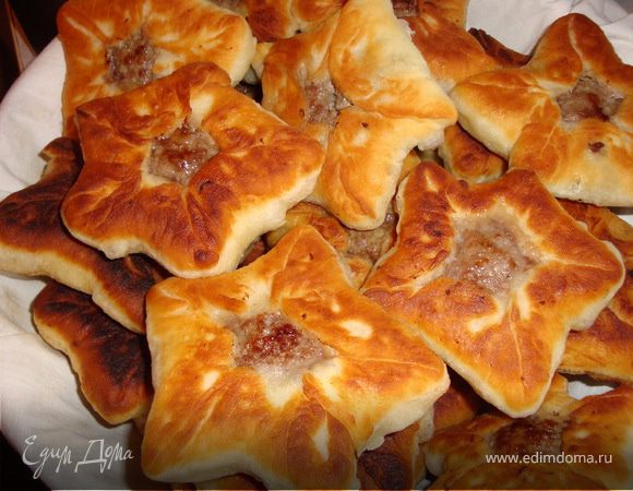 Лепим беляши, раскладываем их на поверхность, посыпанную мукой и накрываем чистым полотенцем, чтобы не подсохли, пока мы долепим партию. Когда будет изготовлен последний беляш, первые уже немного подойдут. Все, можно жарить! Разогреваем в сковороде растительное масло и жарим беляши.
Как только все будет готово, завариваем свежий чай и накрываем стол.
Приятного аппетита!