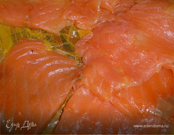 Берем малосольную горбушу и нарезаем тонкими полосками(лучше покупать уже нарезанную).