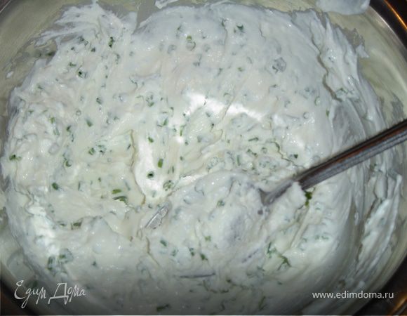 Теперь готовим начинку.Для этого берем творожный сливочный сыр.Смешиваем с размягченным сливочным маслом и с измельченным зеленым луком, щавелем, петрушкой и укропом.Щавель придает этой закусочке неповторимый вкус!
