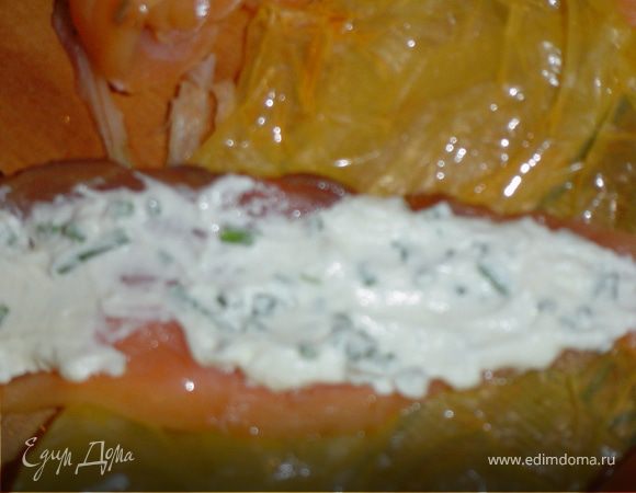 Теперь смазываем этой массой нашу рыбку и сворачиваем рулетиками.