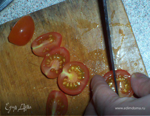 Нарезать помидор чери 