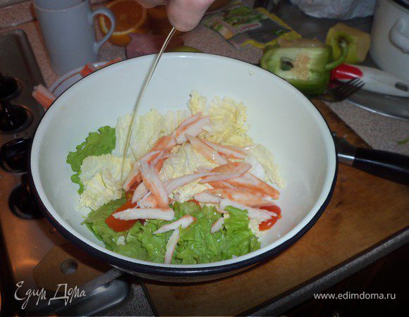 Нарезать палочки с мясом краба и вместе с помидорами ввести в салат, заправив оливковым маслом, солью и перцем по вкусу