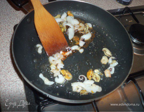 Обжарить морепродукты в оливковом масле и соевом соусе