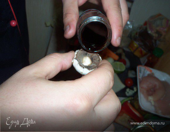 Для начинки нарезать ножки шампиньонов и смешать с палочками