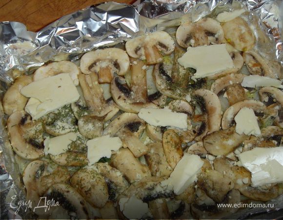 Грибы посыпаем специями(у меня смесь итальянских трав) и кладем немного масла.