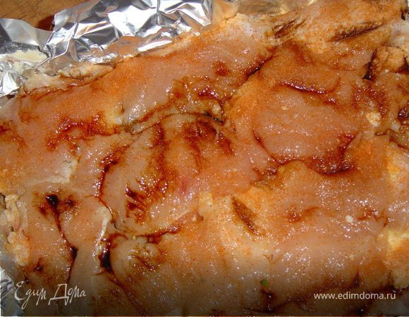 Сверху накрываем слоем куриного филе и добавляем немного соевого соуса.И повторяем слои из лука,грибов и куриного филе.