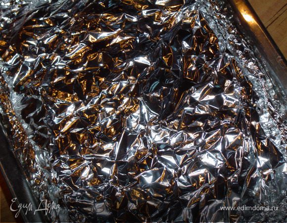 Накрываем все фольгой и отправляем в духовку,разогретую до 200 гр. и оставляем на 20-25 мин.