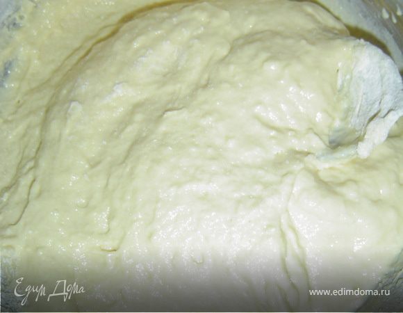 Замешиваем тесто из кефира, сметаны, яйца, соды, соли и муки. Тесто должно быть мягким.
